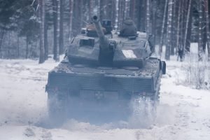  Pirmieji Lietuvoje suremontuoti tankai „Leopard 2“ netrukus pasieks Ukrainą